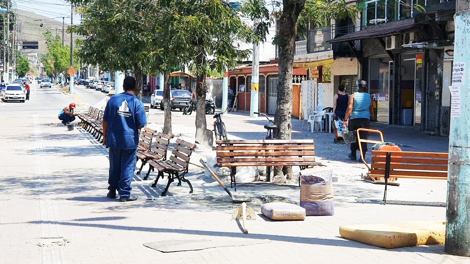Que banquinho caro, prefeito!