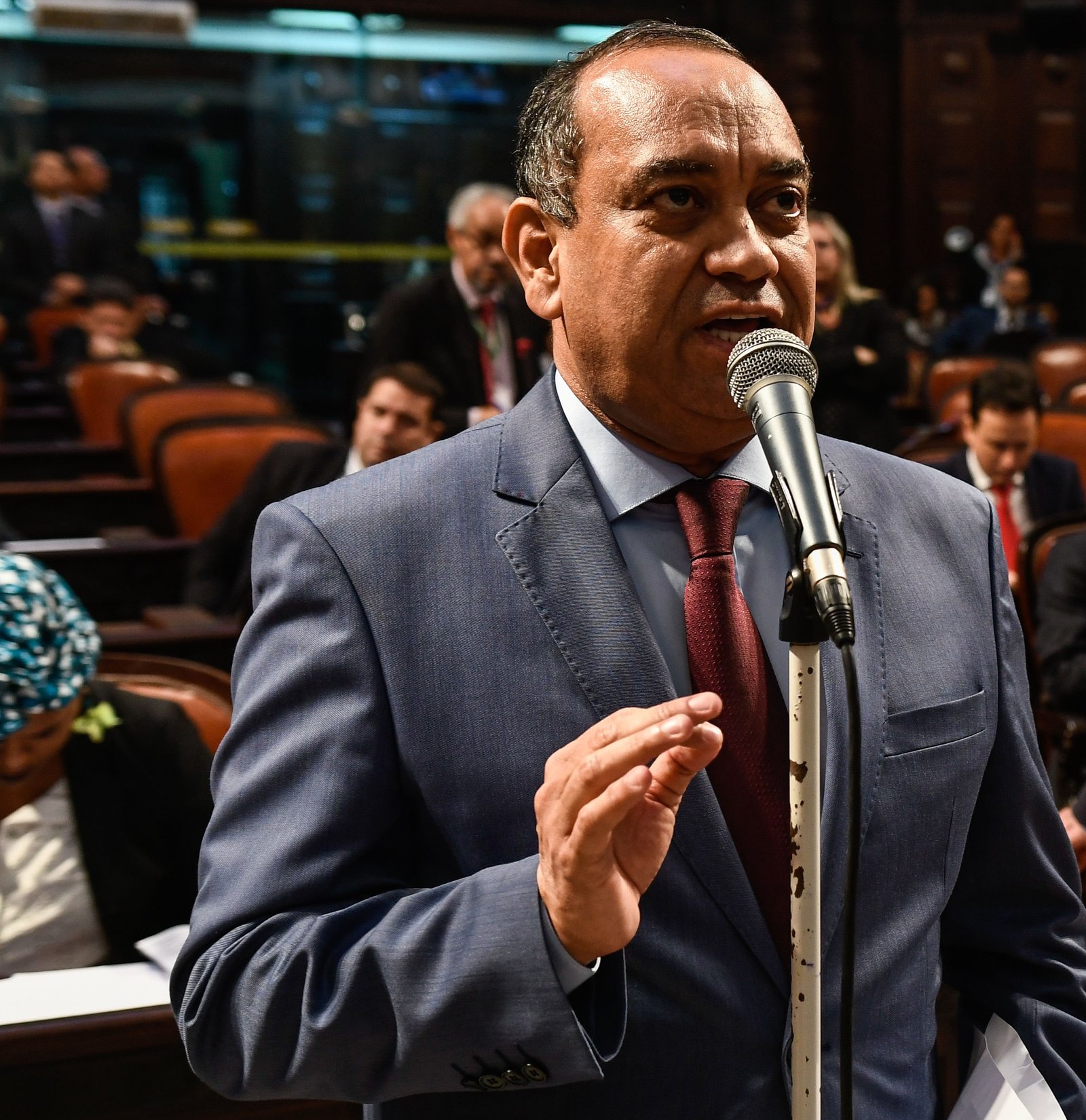 Começou o jogo sujo na disputa por Nova Iguaçu