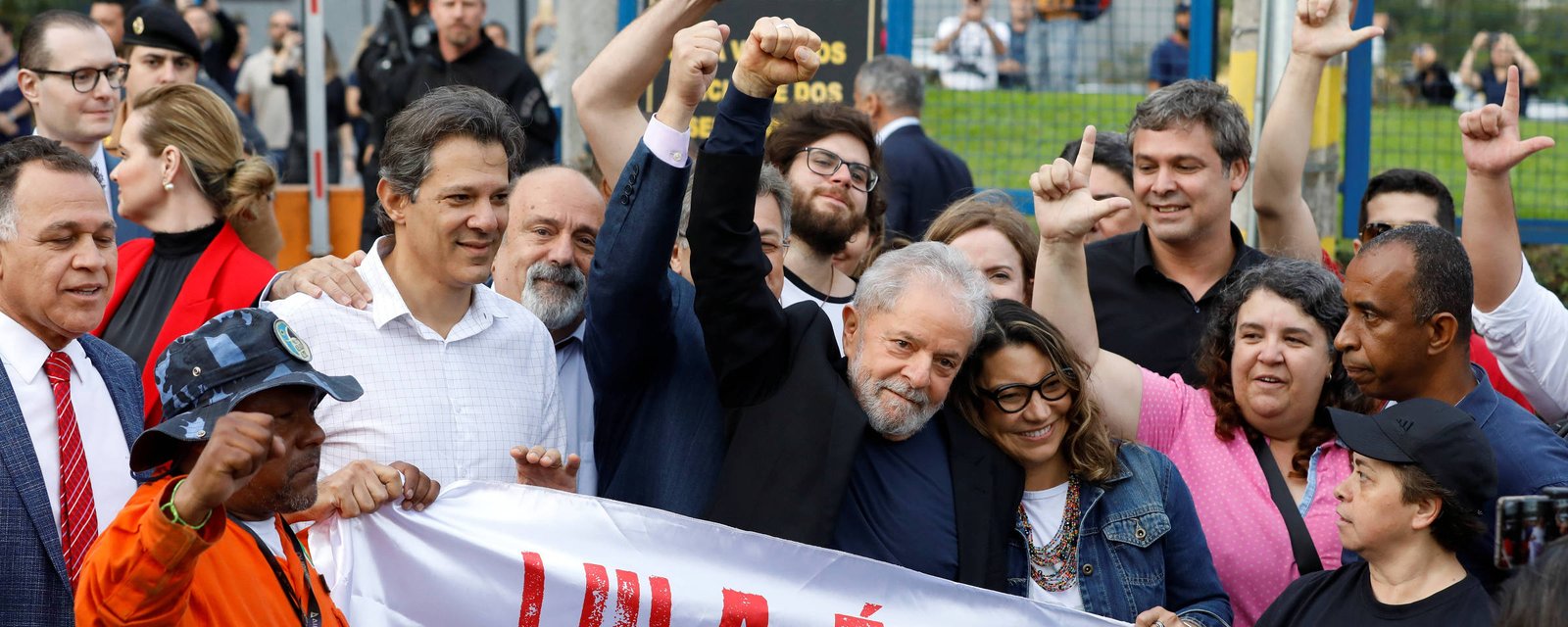 Lula deixa carceragem da PF em Curitiba e promete, “sem ódio no coração”, percorrer o Brasil de norte a sul para “pregar a paz”