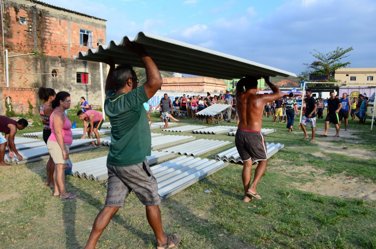 Nova Iguaçu: distribuição de telhas já atendeu mais de 1.500 famílias e o atendimento vai continuar durante a semana