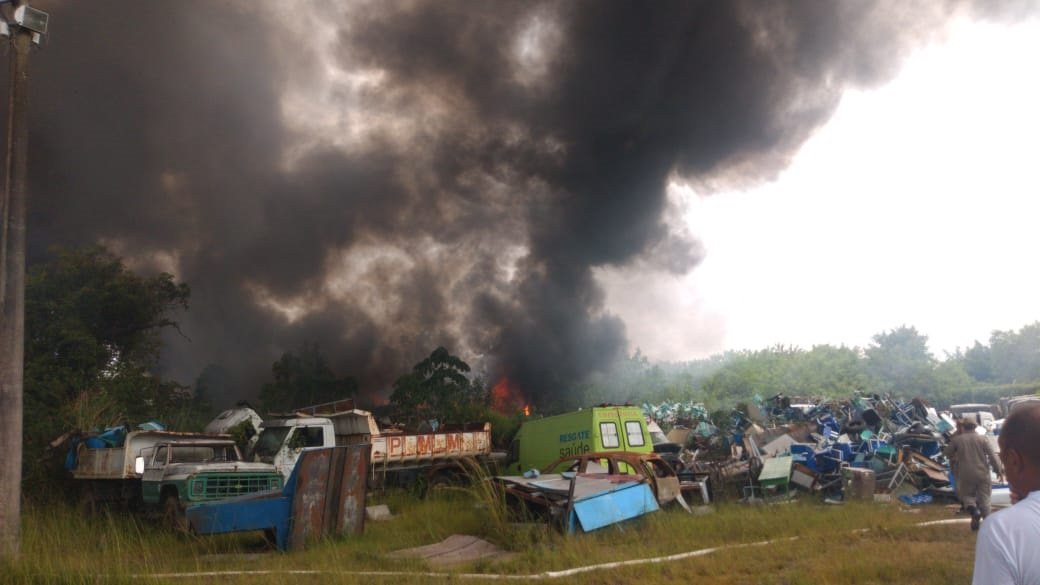 Incêndio em Magé: fogo toma conta do depósito central da Prefeitura, local onde também funciona o setor de licitações