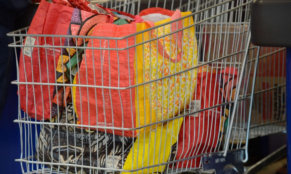 Supermercados do RJ tiram de circulação 2  bilhões de sacolas plásticas