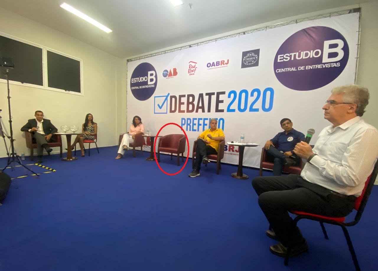 Prefeito de Caxias falta a debate, mas não escapa das pancadas