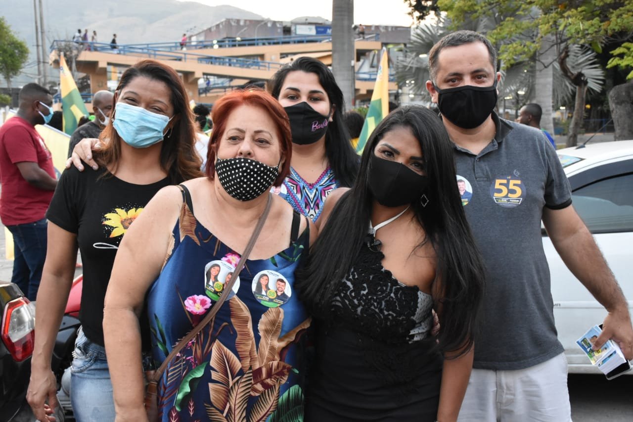 Cris Gêmeas caminha na Vila Emil e é bem recebida: atualmente vereadora, ela quer governar Mesquita