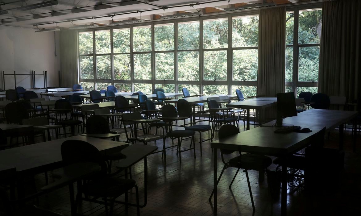 Cientistas da UFRJ dizem que reabertura de escolas é imprescindível