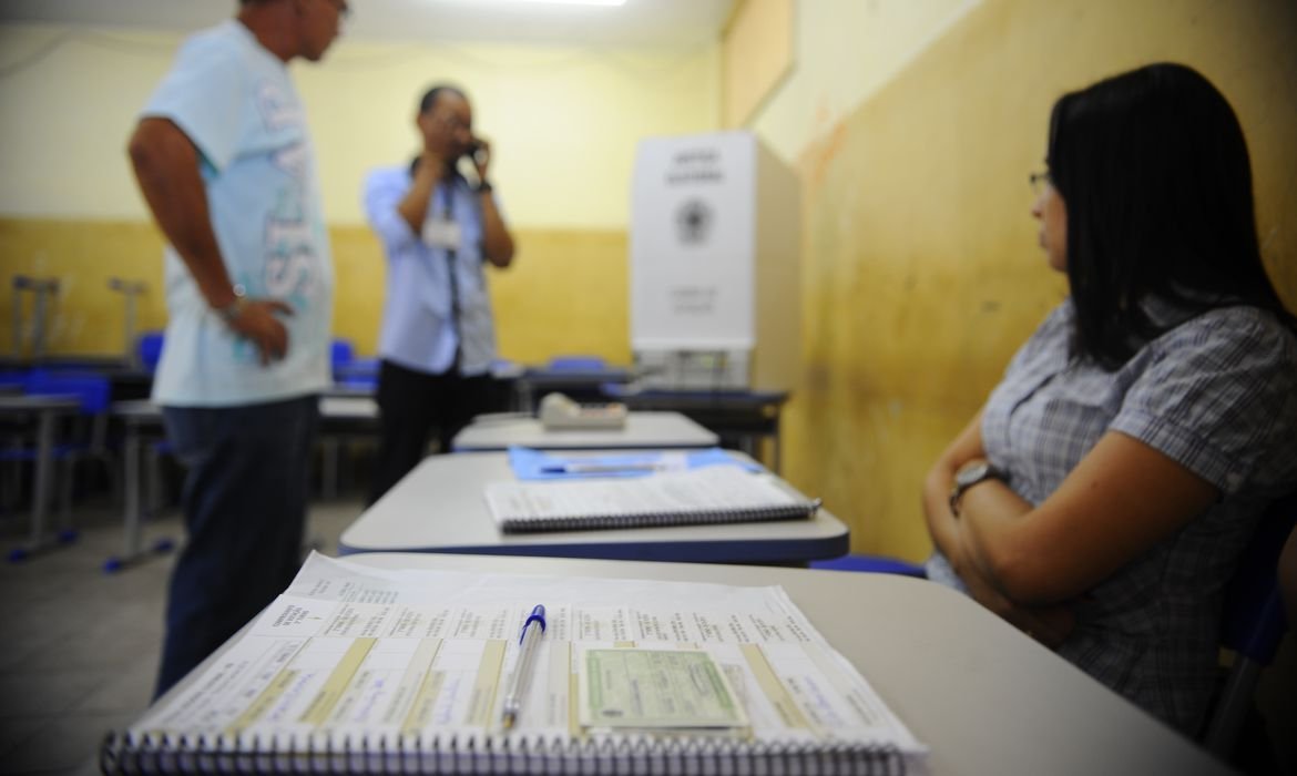 Votação para prefeitos e vereadores deve ser rápida e fácil: TSE recomenda que eleitores levem cola com número dos candidatos