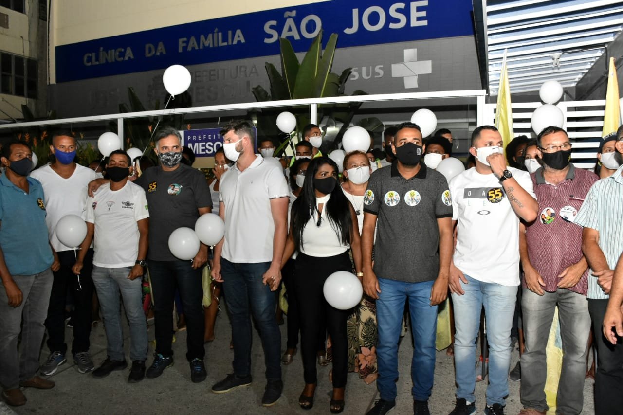 Cris Gêmeas participa de abraço simbólico a hospital em Mesquita: unidade está fechada há dez anos