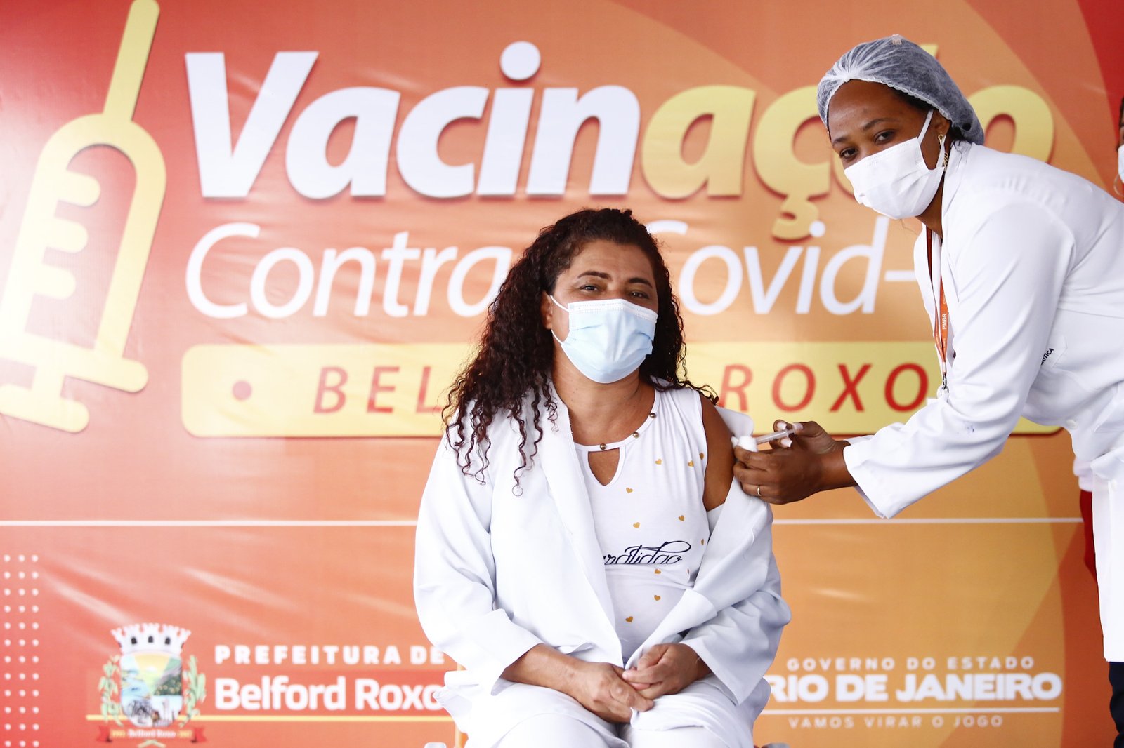 Técnica de enfermagem é a primeira pessoa a ser vacinada contra a covid-19 em Belford Roxo