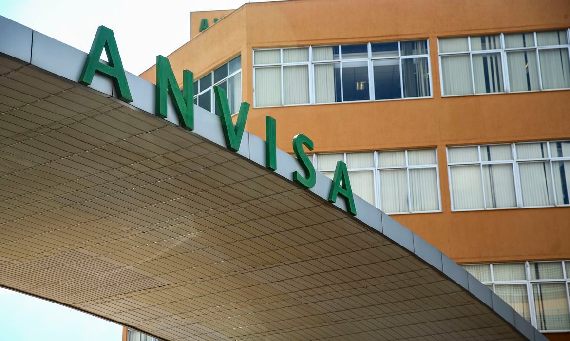 Anvisa decide neste domingo se aprova uso emergencial de vacinas