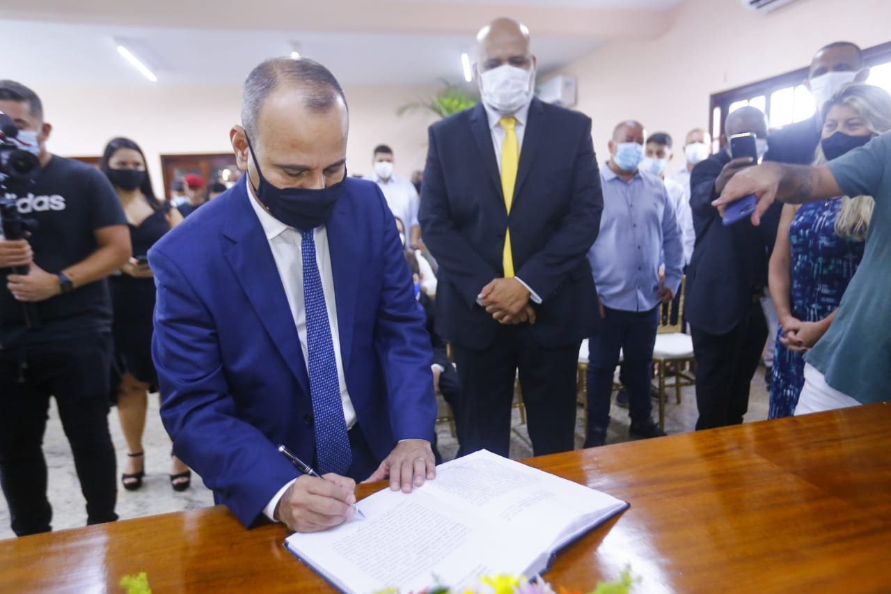 Waguinho toma posse como primeiro prefeito reeleito em Belford Roxo