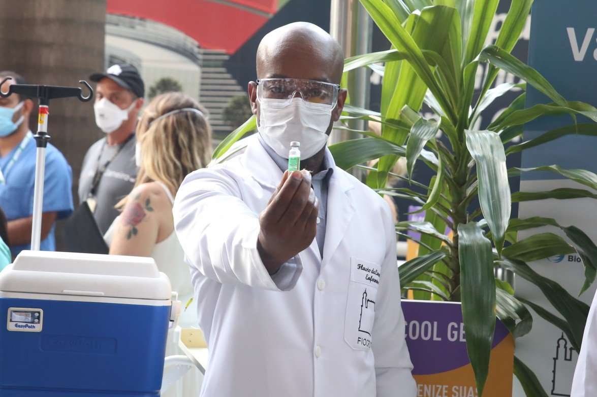 Governo do Rio recebe 185 mil doses de vacinas Oxford/AstraZenec