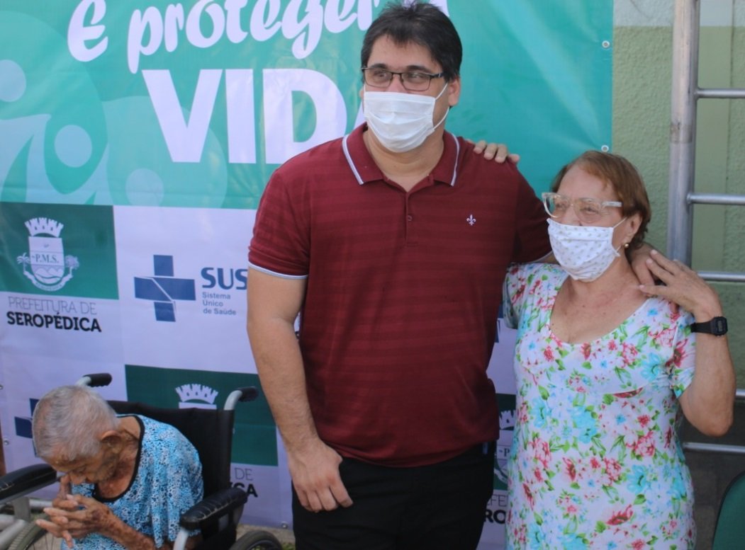 Seropédica inicia vacinação dentro dos protocolos do plano nacional: idosa de 100 anos foi a primeira pessoa a ser imunizada contra a covid-19