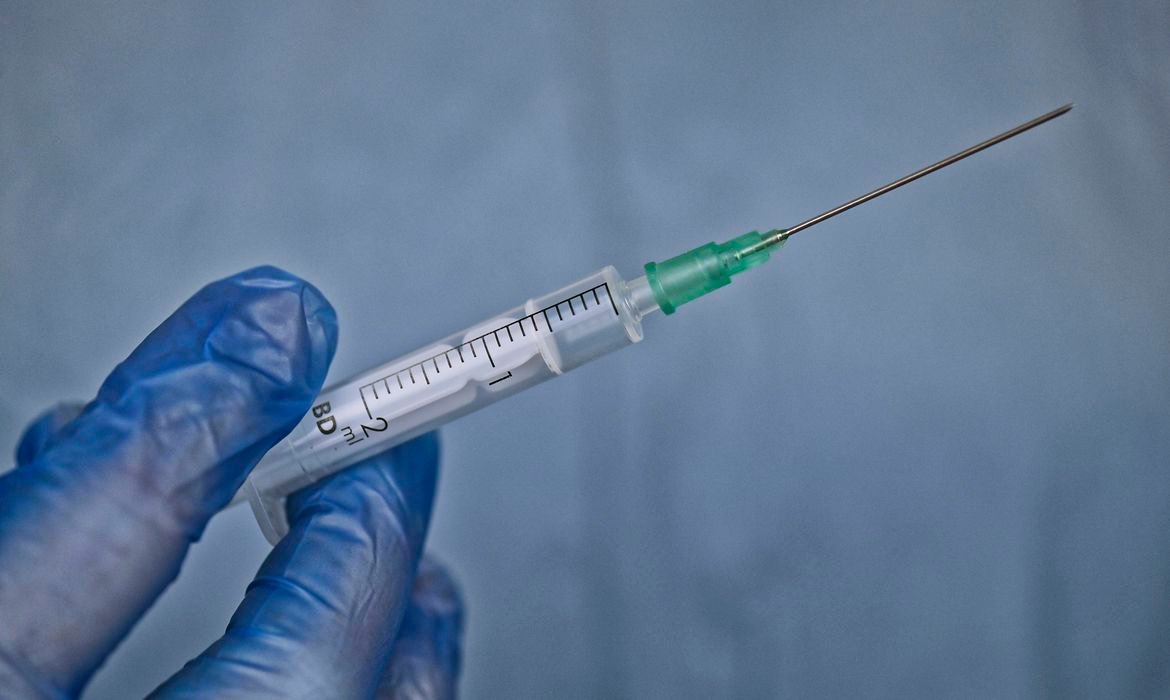 Decreto reabre crédito de R$ 1,6 bi para aquisição de vacinas