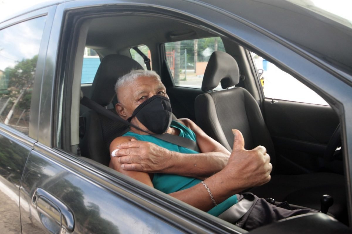 Nesta segunda tem vacinação para idosos entre 85 e 89 anos em Nova Iguaçu: imunização contra a Covid-19 acontecerá em postos exclusivos