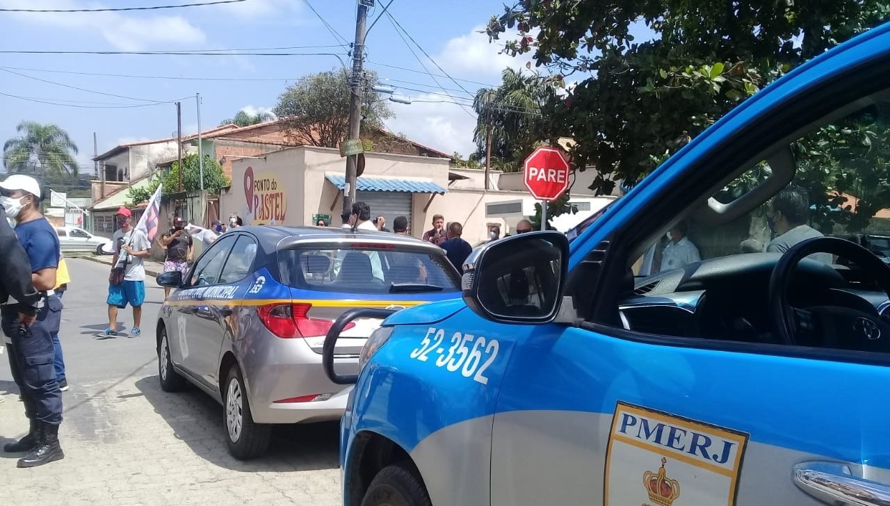 Campanha sem cuidados em Itatiaia: Bruno Diniz provoca aglomeração e fica mal na fita com moradores