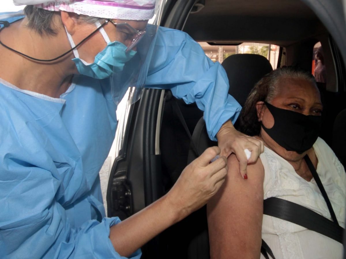 Nova Iguaçu vacina idosos de 75 anos segunda e terça-feira