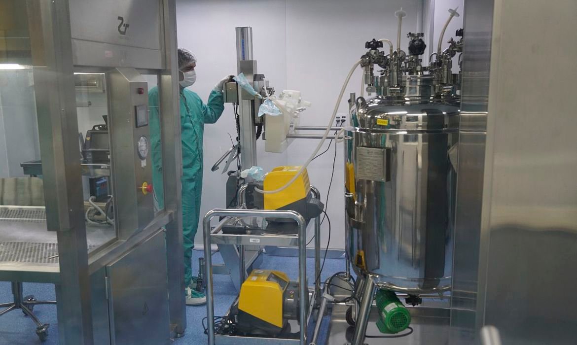 Fiocruz receberá em março o dobro de ingredientes para vacinas: Lotes permitirão a fabricação de 30 milhões de doses