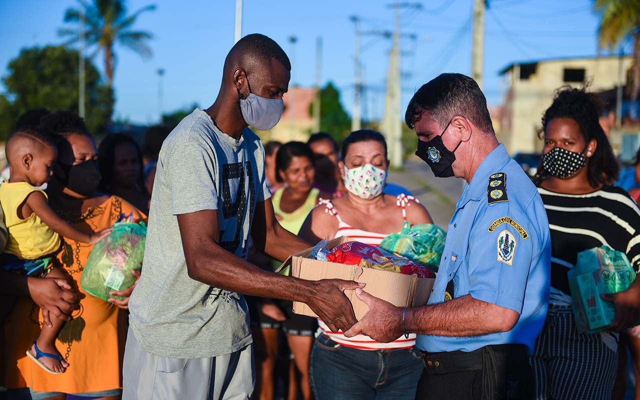 Campos: Guardas Municipais doam alimentos para comunidade da Vila Industrial, em Guarus