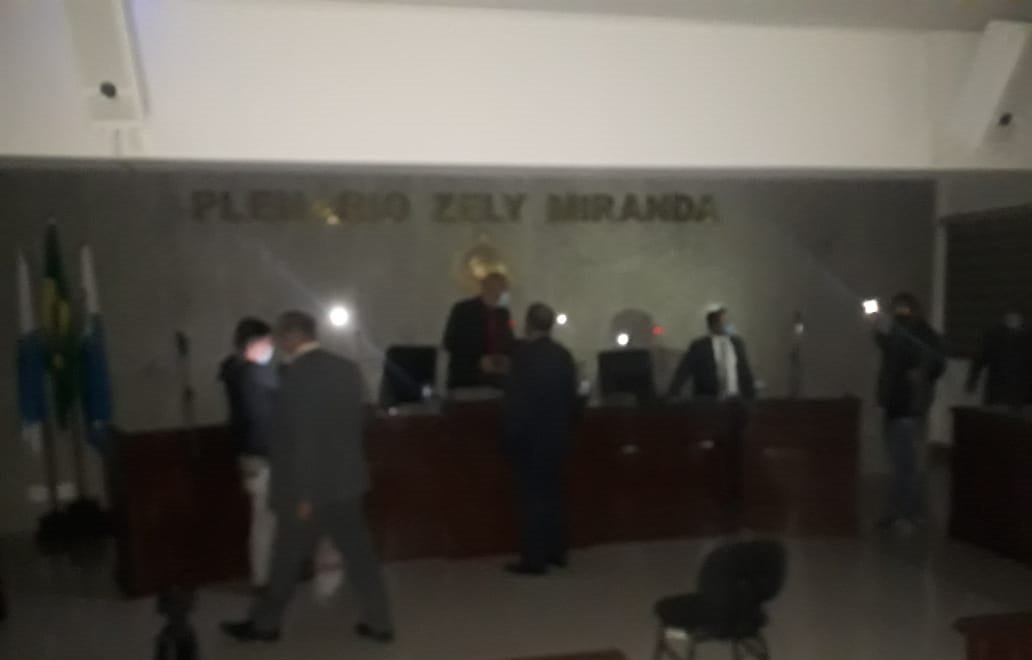 Presidente da Câmara de Rio Bonito tenta se reeleger na marra e encerra sessão após perceber que não tinha voto suficiente