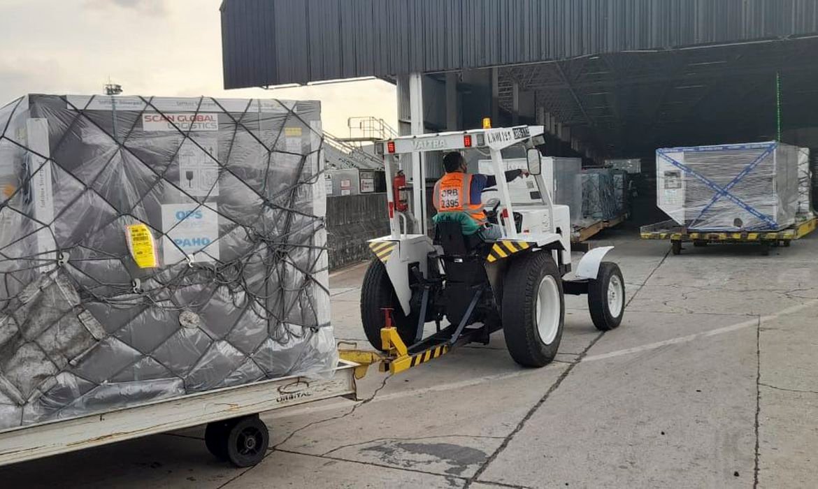 Chegam ao Brasil mais 3,8 milhões de doses da vacina AstraZeneca adquiridas por meio do consórcio Covax Facility