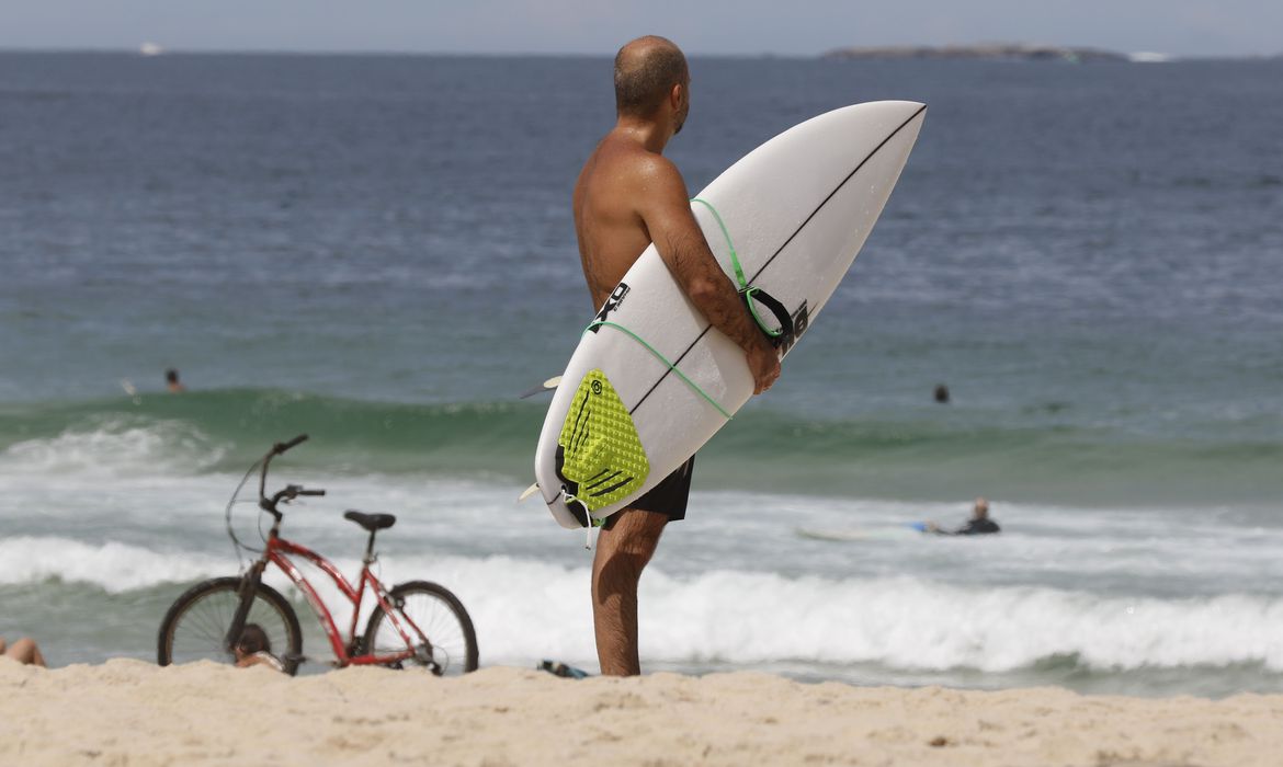 Rio autoriza permanência nas praias e acaba com toque de recolher