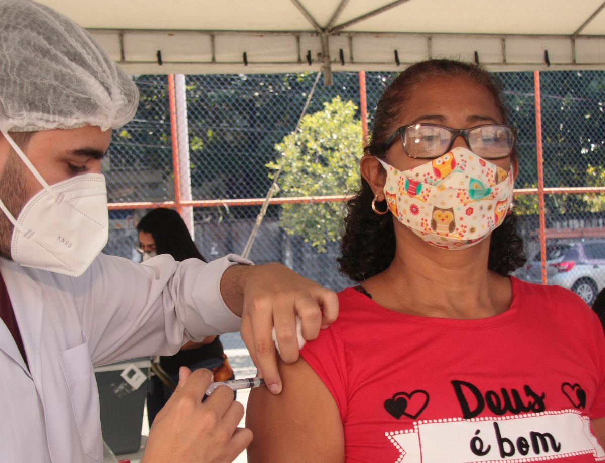 Saúde de Nova Iguaçu vacina pessoas de 58 anos de idade sem comorbidades desta quinta-feira até sábado