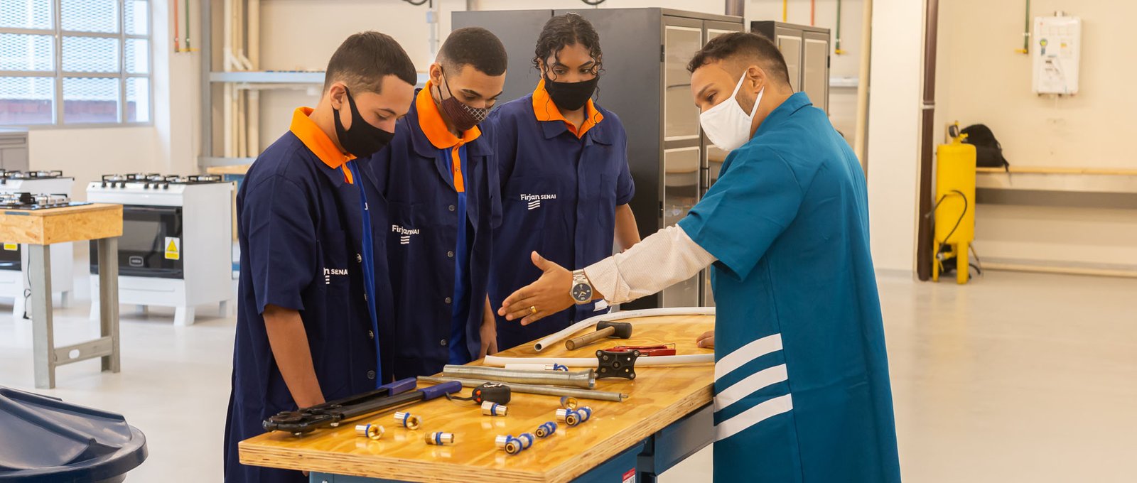 Jovens aprendizes beneficiados pela maior cota oferecida no país já estão trabalhando