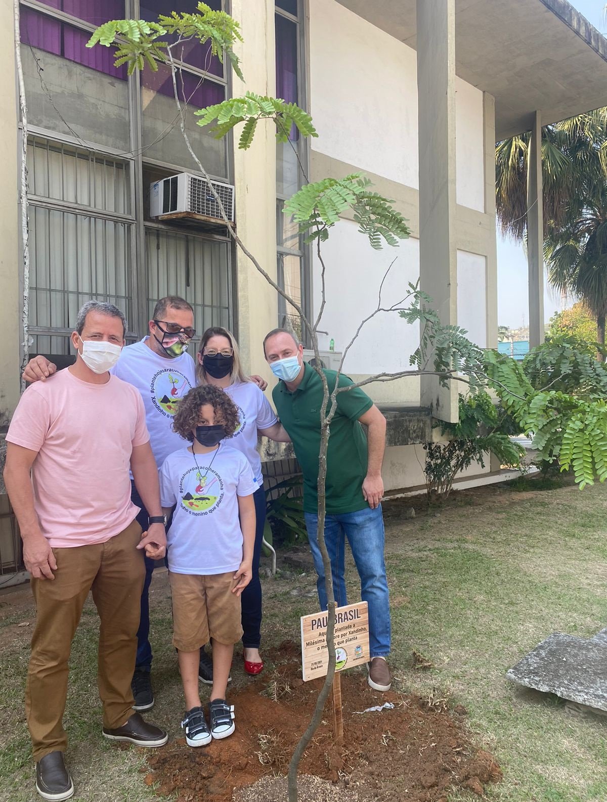 Câmara de Nova Iguaçu homenageia Xandinho, o menino que já plantou mil árvores e semeia bons exemplos