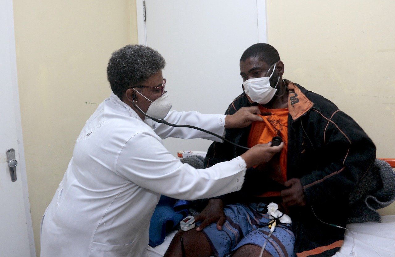 De auxiliar de enfermagem à médica, a trajetória de superação de funcionária do Hospital da Posse