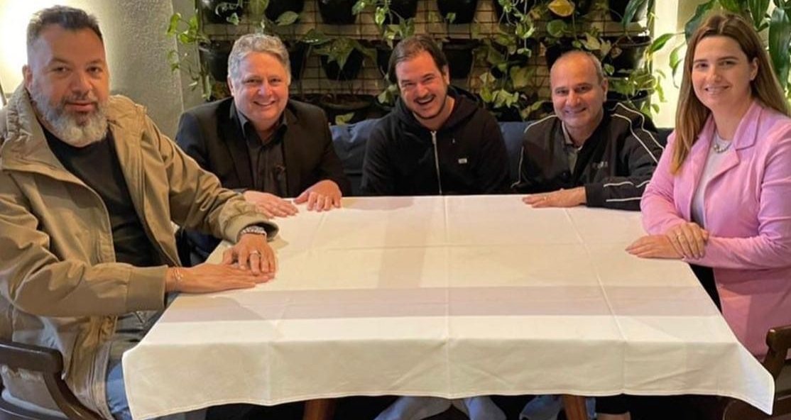 De cabelo em pé e pulga atrás da orelha