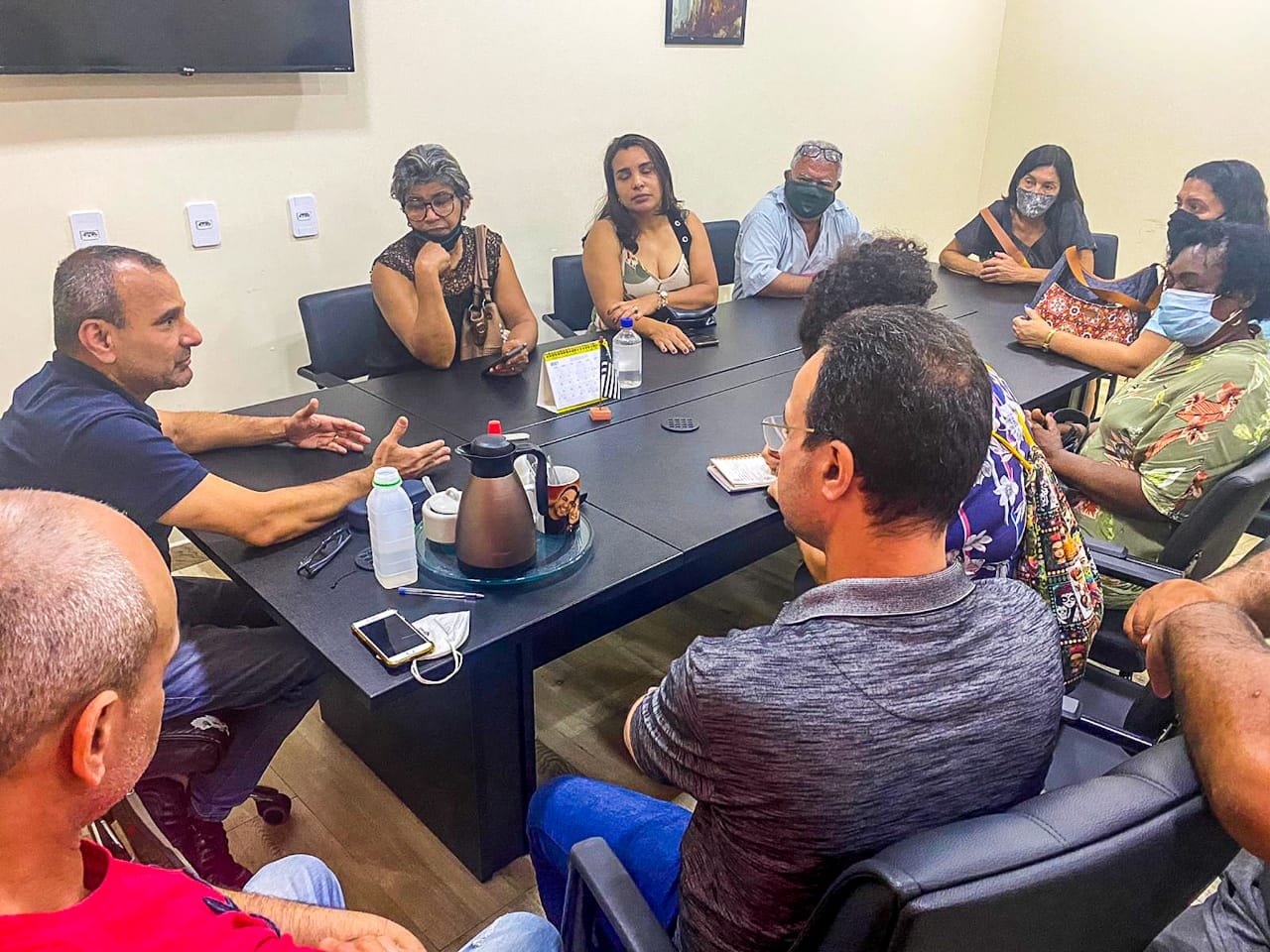 Prefeitura de Belford Roxo vai pagar 13º e antecipar salário de dezembro, promete o prefeito aos professores