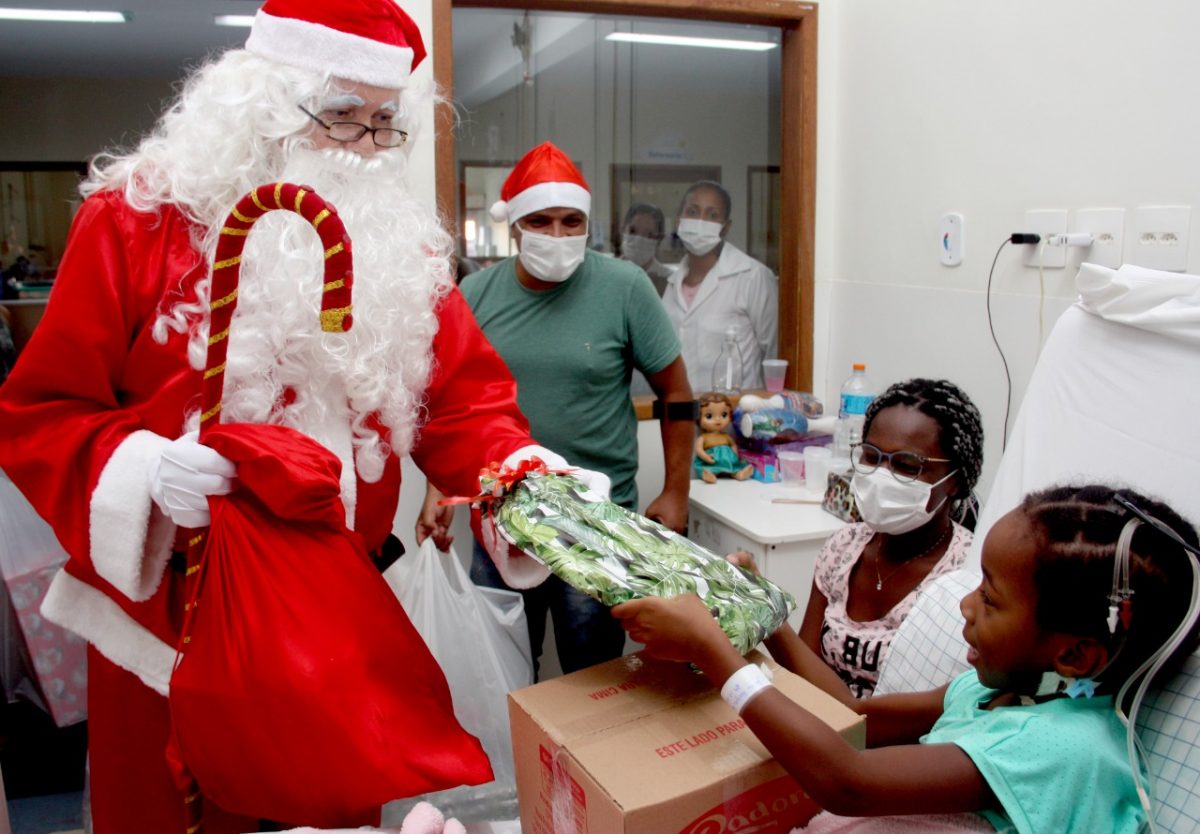 Papai Noel visita crianças internadas no Hospital da Posse