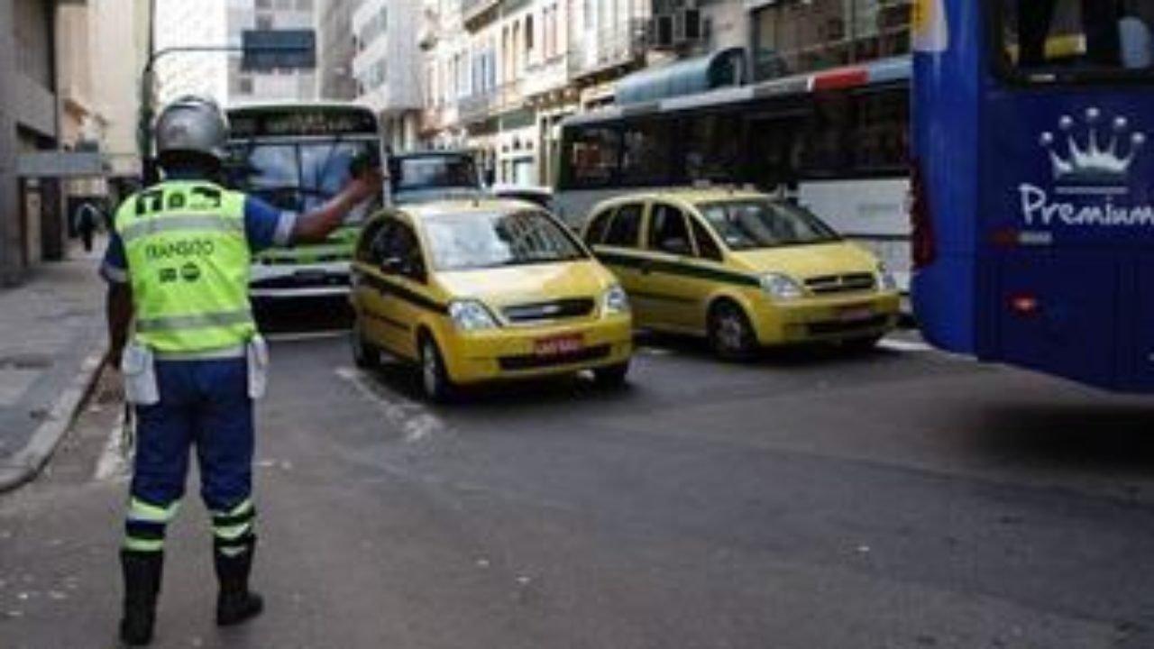 Fomentada por gratificação aos agentes que mais autuam, indústria da multa já rendeu mais de R$ 145 milhões este ano à Prefeitura do Rio