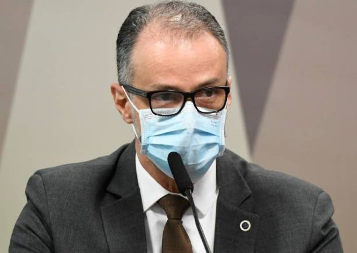 Presidente da Anvisa lava a alma dos servidores do órgão e mostra que ainda tem gente no governo desapegada a cargo e sem medo de ser taxada de comunista pela idiotia nacional nas redes sociais