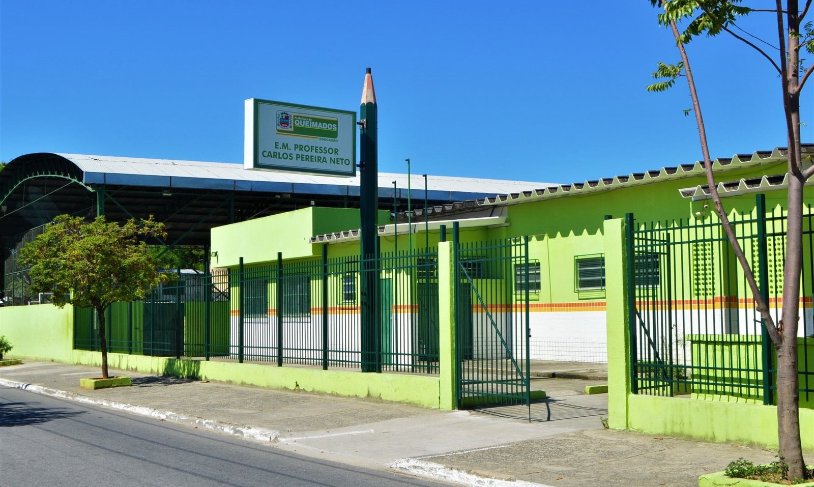 Sem merenda e sem os tablets que custaram R$ 7,3 milhões, estudantes de Queimados só voltarão às aulas no dia 7 de março