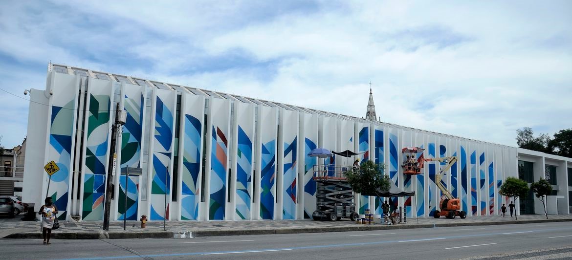 No Rio, grafiteiros pintam fachada da Biblioteca Parque Estadual