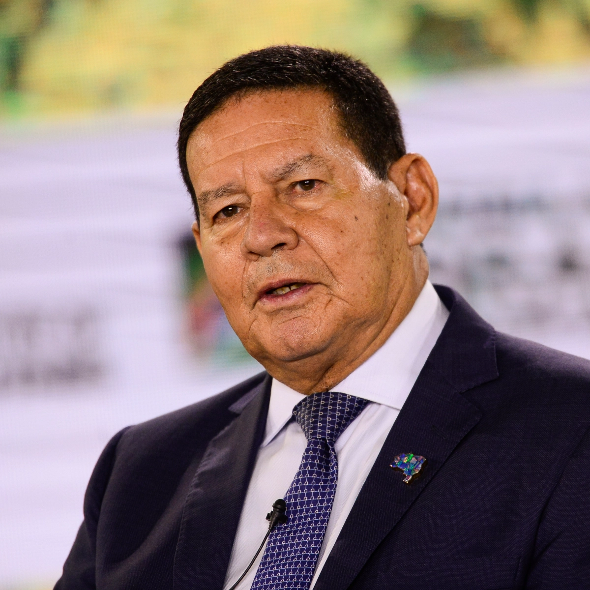 Mourão confirma que vai disputar vaga no Senado pelo Rio Grande do Sul, o que deixa Romário mais tranquilo