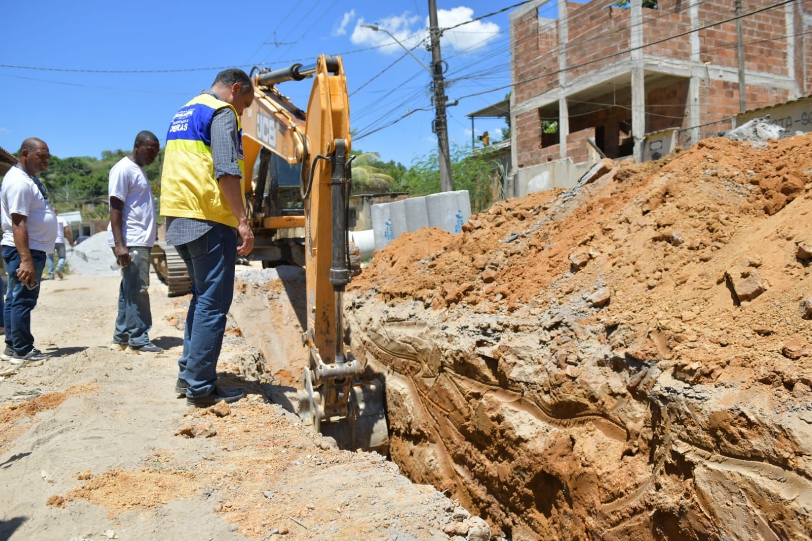 Governo estadual inicia obras em mais 11 ruas em Queimados
