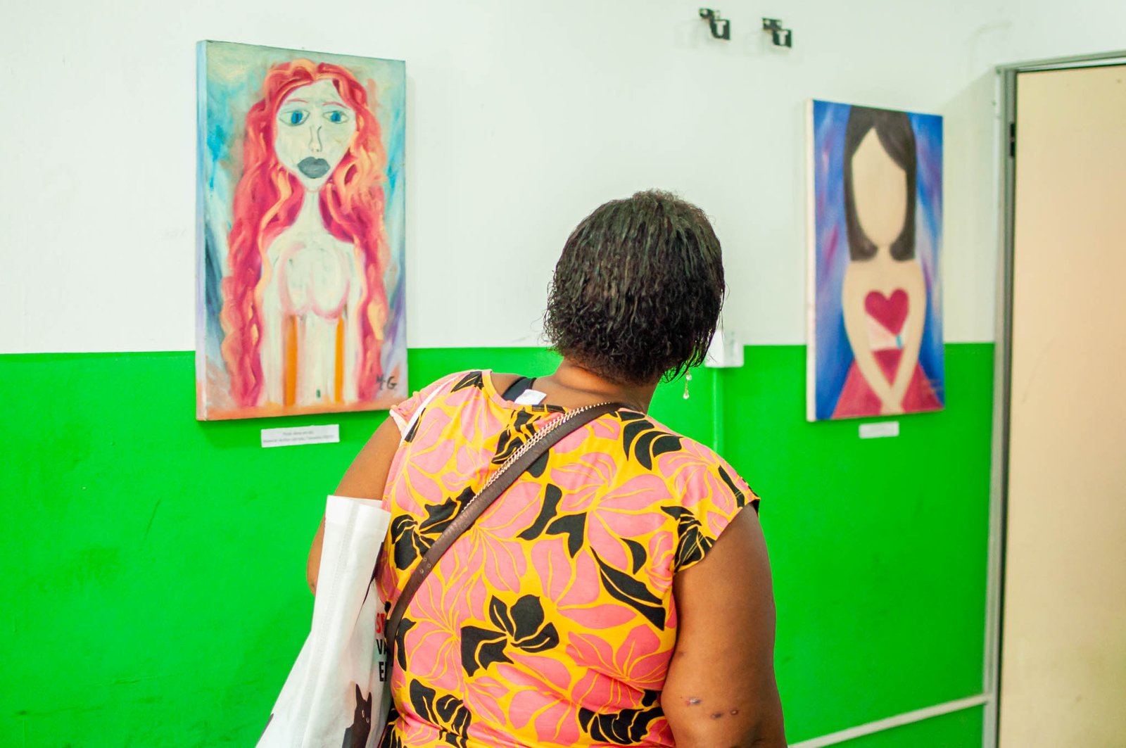 Artista de Japeri expõe obras que retratam violência contra as mulheres