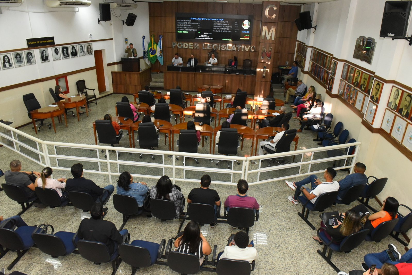 Estudantes de Direito que prestam atendimento comunitário são recebidos em visita técnica  à Câmara de Nova Iguaçu