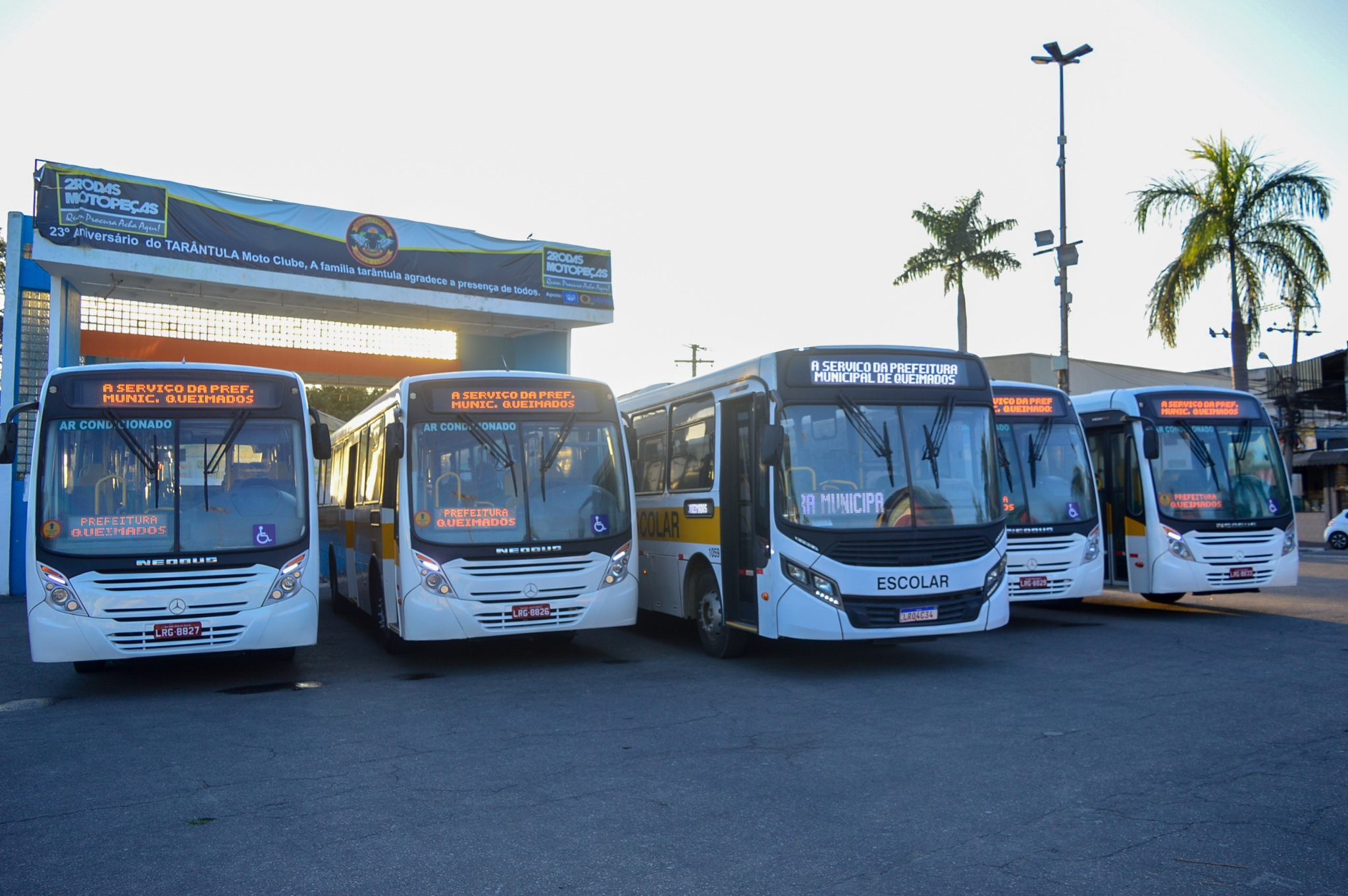 Prefeitura de Queimados diz que adquiriu novos ônibus escolares, mas, na verdade, os veículos foram alugados de uma empresa de Valença