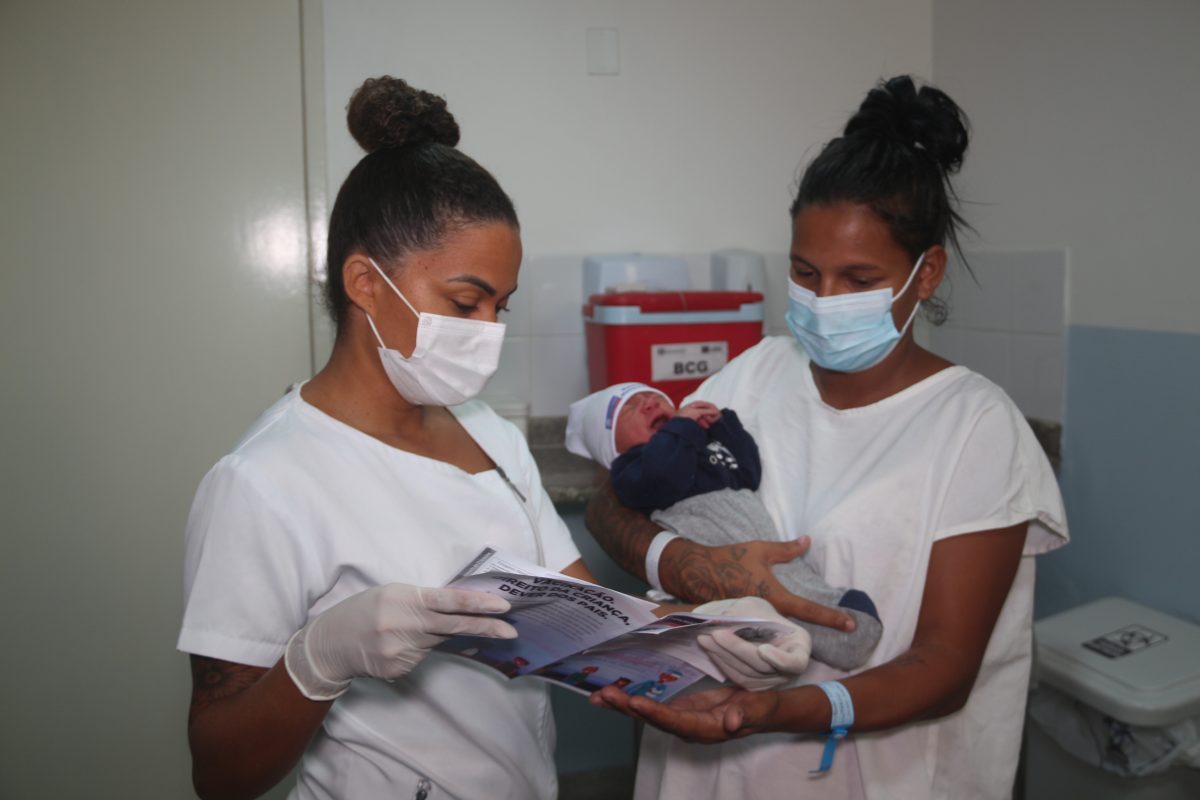 Recém-nascidos da Maternidade Mariana Bulhões são vacinados com BCG antes de irem para casa