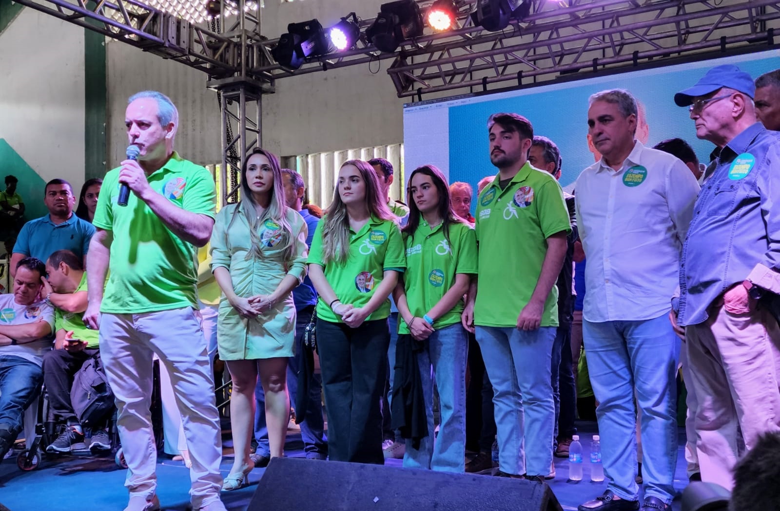 Evento em torno de Dr. Henrique reúne cerca de cinco mil pessoas, além de lideranças políticas e religiosas em Nova Iguaçu