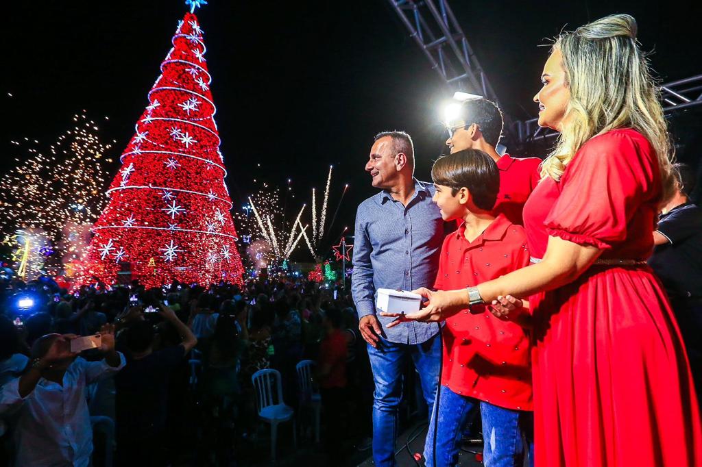 Natal Luz em Belford Roxo tem árvore de 22 metros