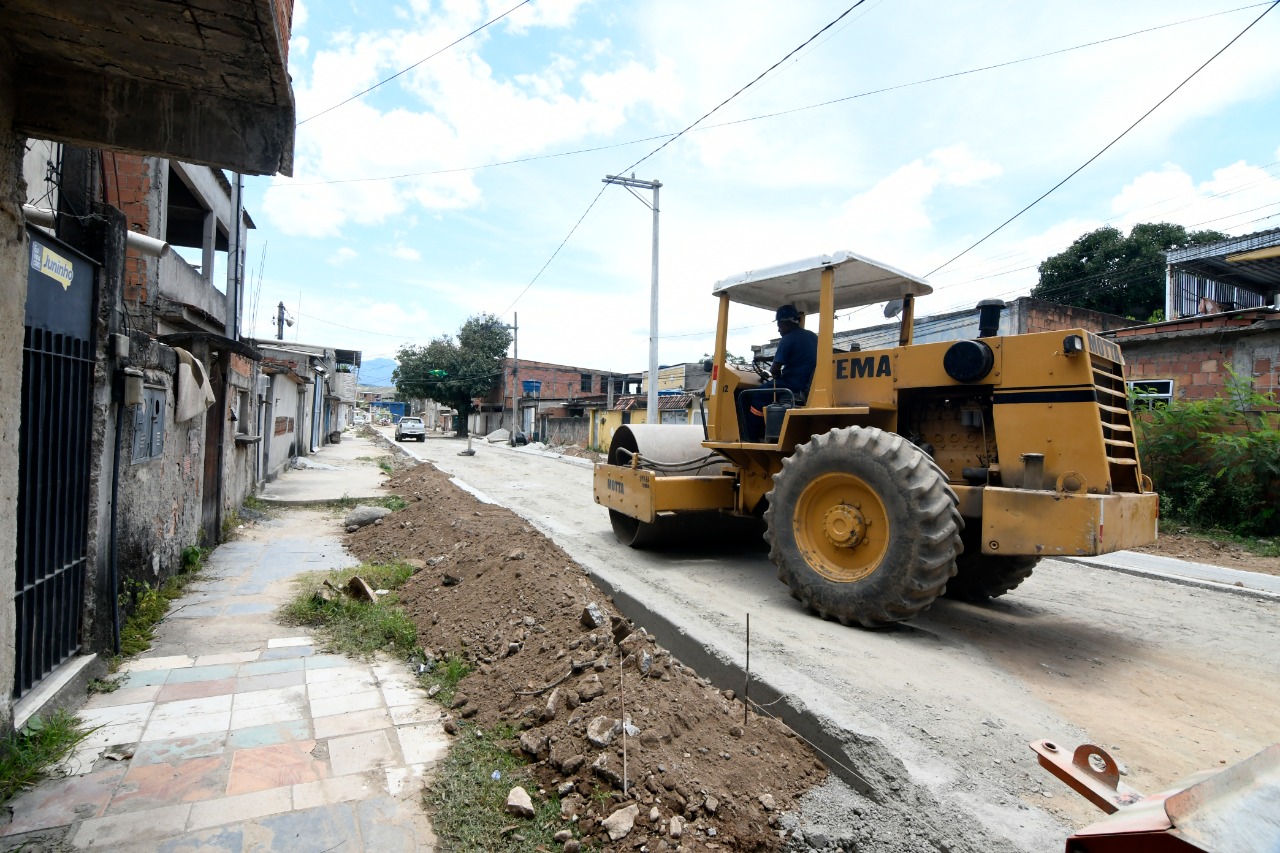 Nova Iguaçu: mais 32 bairros recebem obras de pavimentação e drenagem, com investimento de R$ 217 milhões