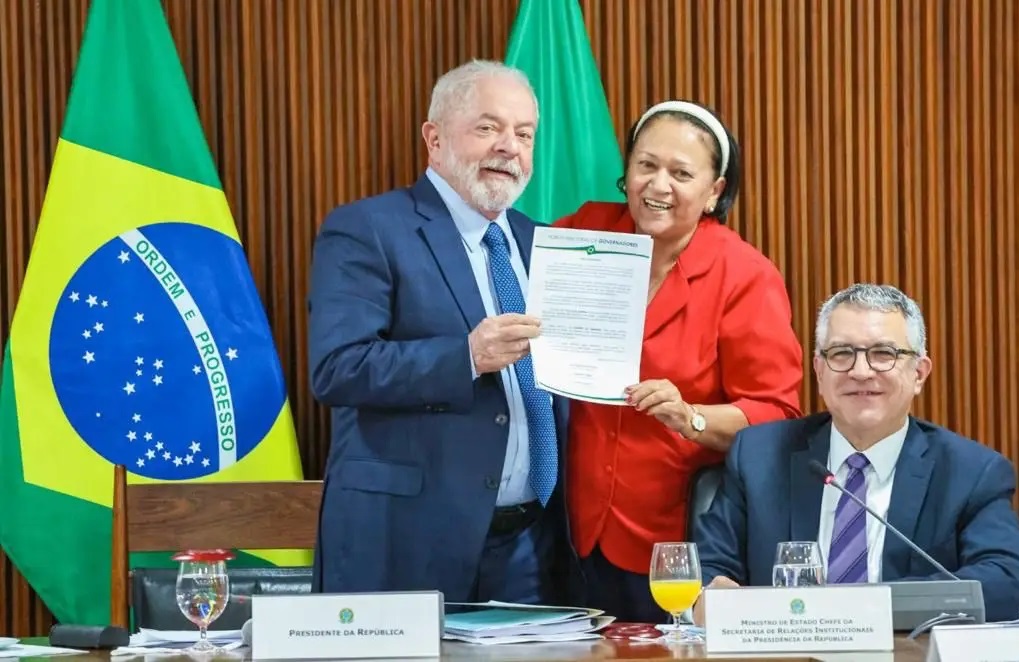 Lula e governadores assinam a Carta de Brasília, reforçando o compromisso com o estado democrático de direito