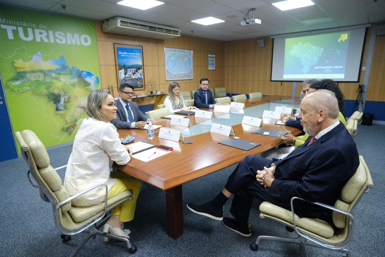Ministra do Turismo inicia diálogo com setor de aviação para redução no preço das passagens aéreas e democratizar o acesso da população