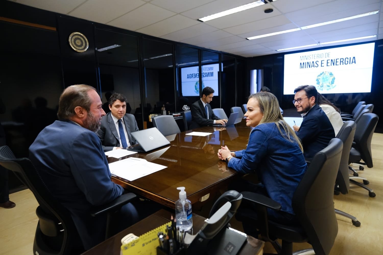 Ministros do Turismo e Minas e Energia buscam democratizar acesso à aviação civil solucionar o alto preço das passagens aéreas