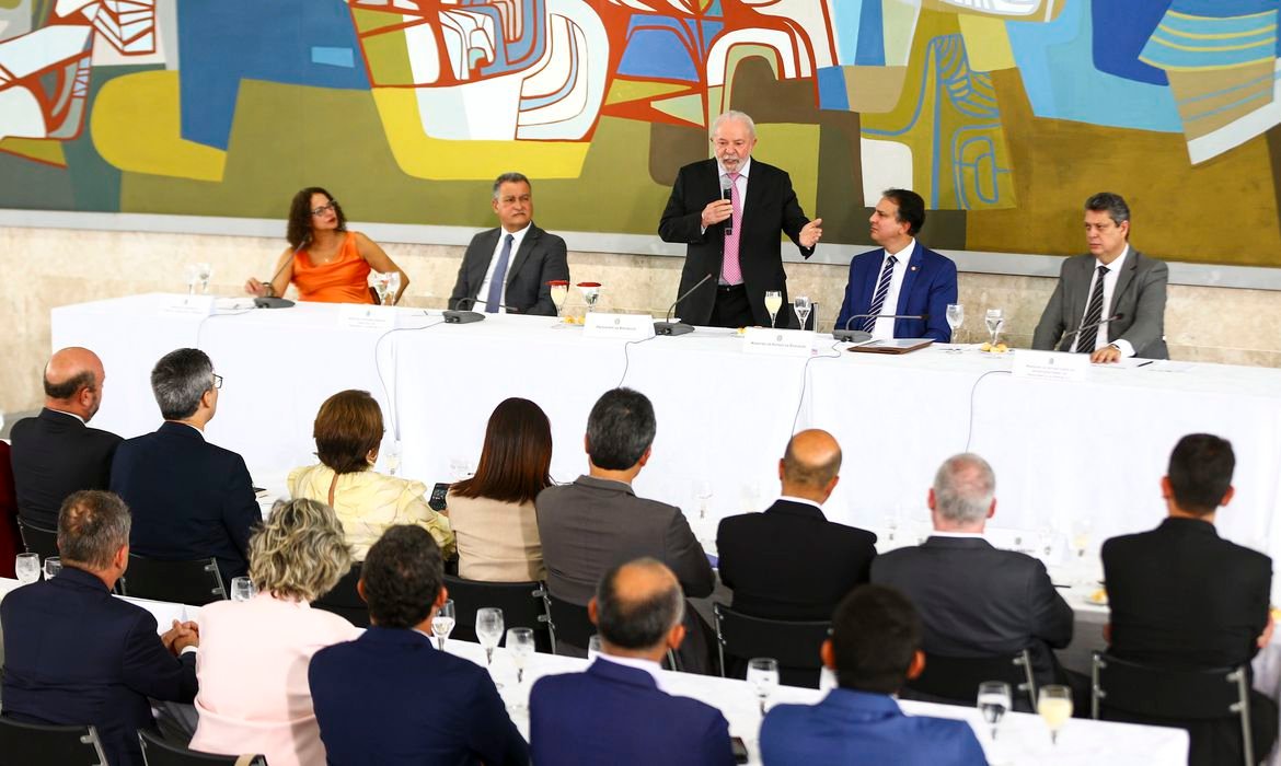 Lula diz a reitores que educação vai sair do obscurantismo