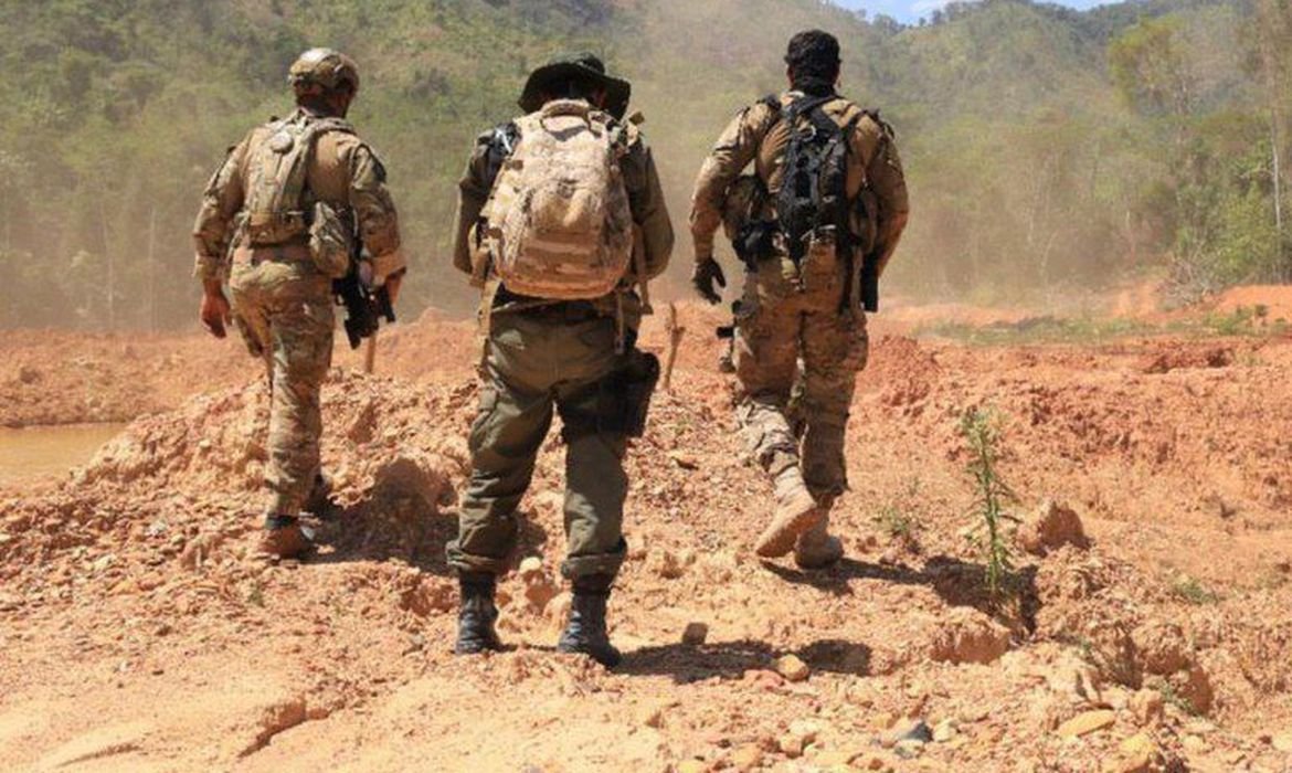 PF começa a destruir maquinário de garimpeiros em terras Yanomami